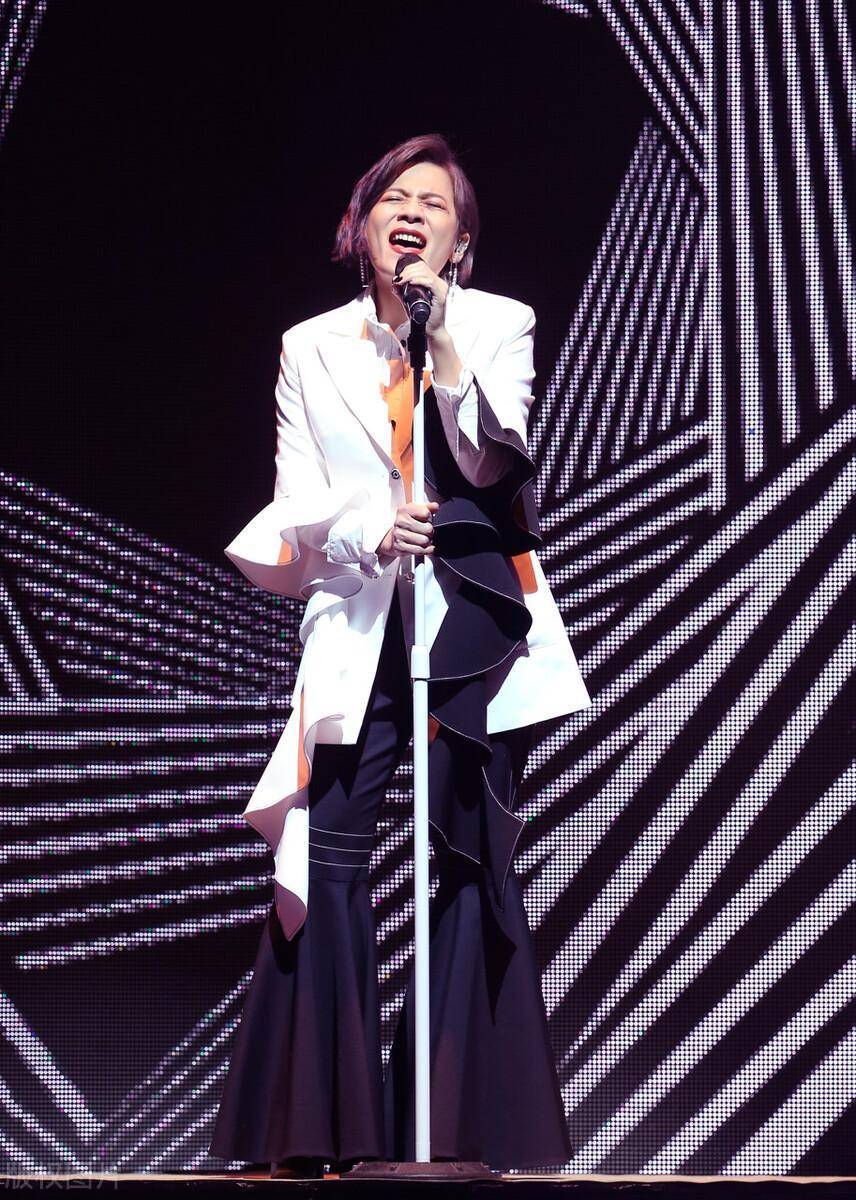 江美琪惊现《谁是宝藏歌手》,这些年,亲爱的你怎么不在我身边?