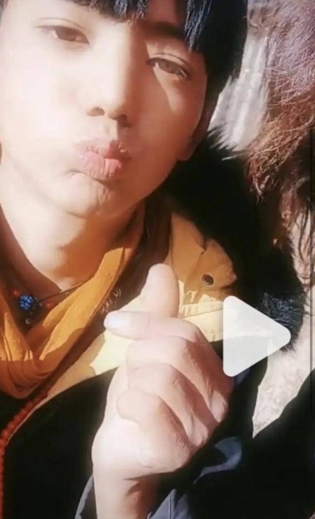 藏族小哥靠颜值出圈!丁真帅气旧照流出,对镜头竖中指遭误解_时候_意思