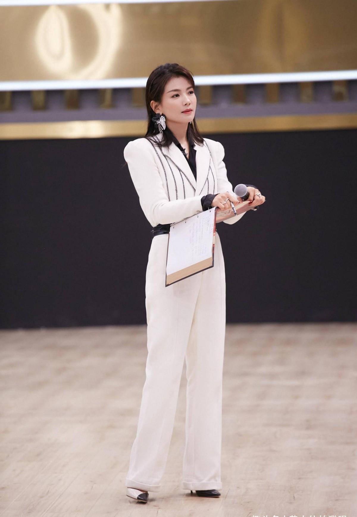 刘涛凹"女强人"人设上瘾了,穿斑马裙配大背头气场全开,真飒!