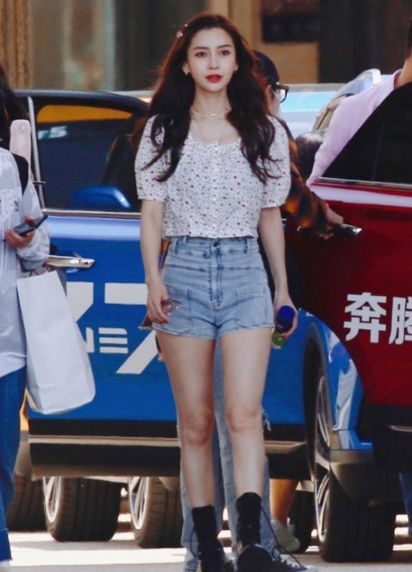 杨颖不愧是模特,穿拼接款碎花上衫甜美个性,牛仔短裤大秀美腿