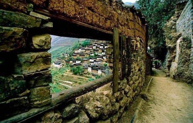 云南悬崖上的城市，生活着上百户人家，历史悠久至今已八百年！