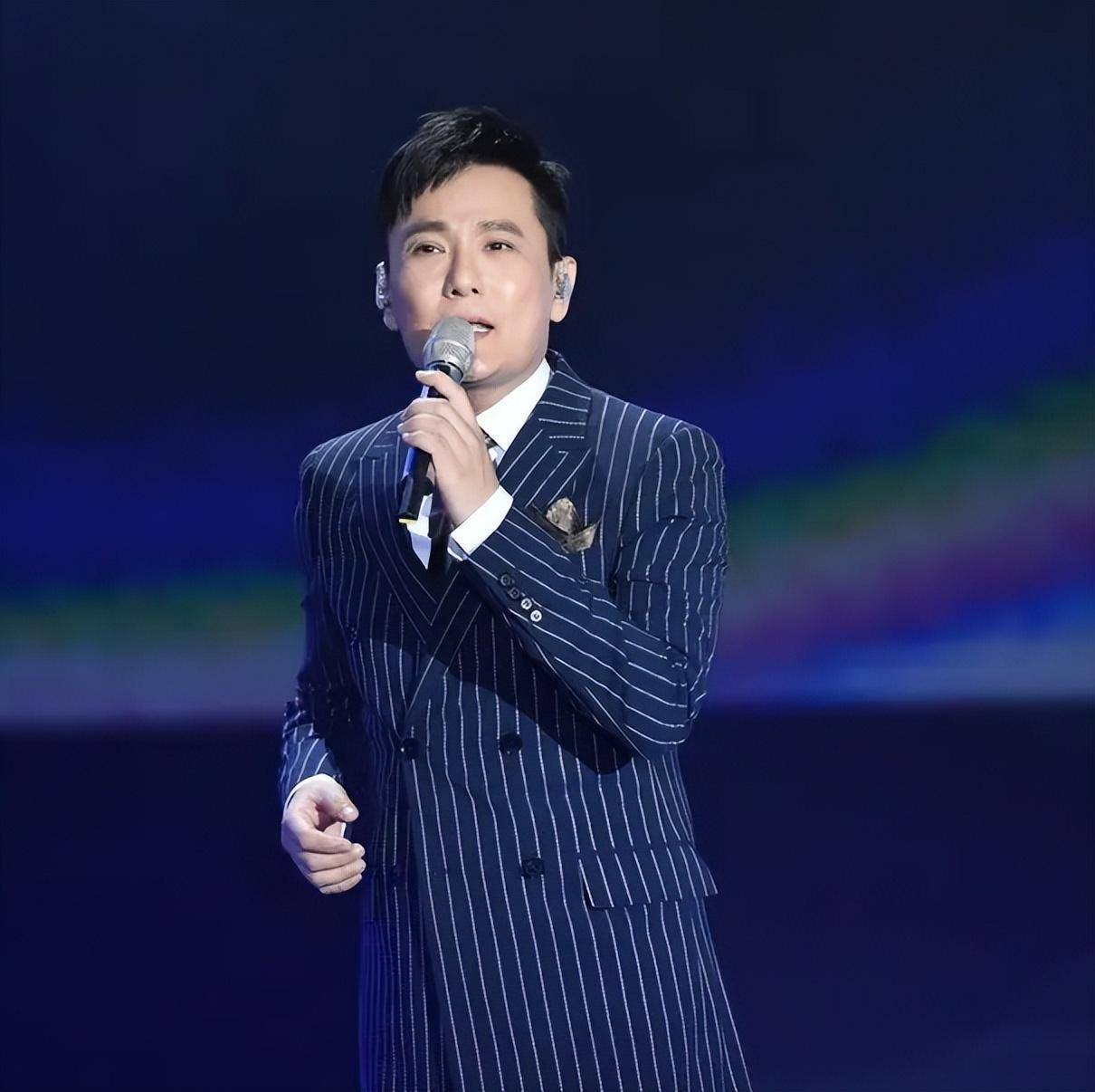 张信哲:出道35年无绯闻,一生只谈过一次恋爱,因为她至今未婚_朱小妹