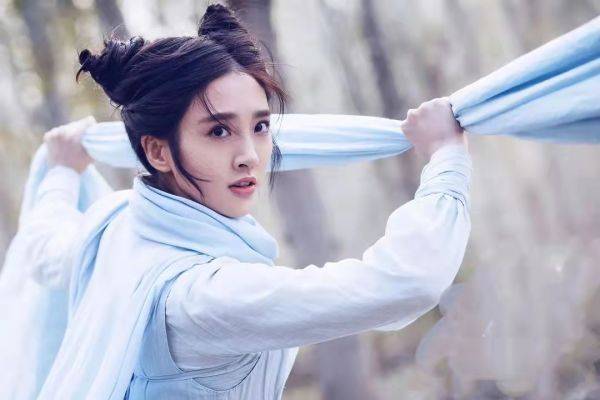 而这张天蓝色的剧照,唐艺昕略微上扬的表情,搭配羊角包发型,真的是