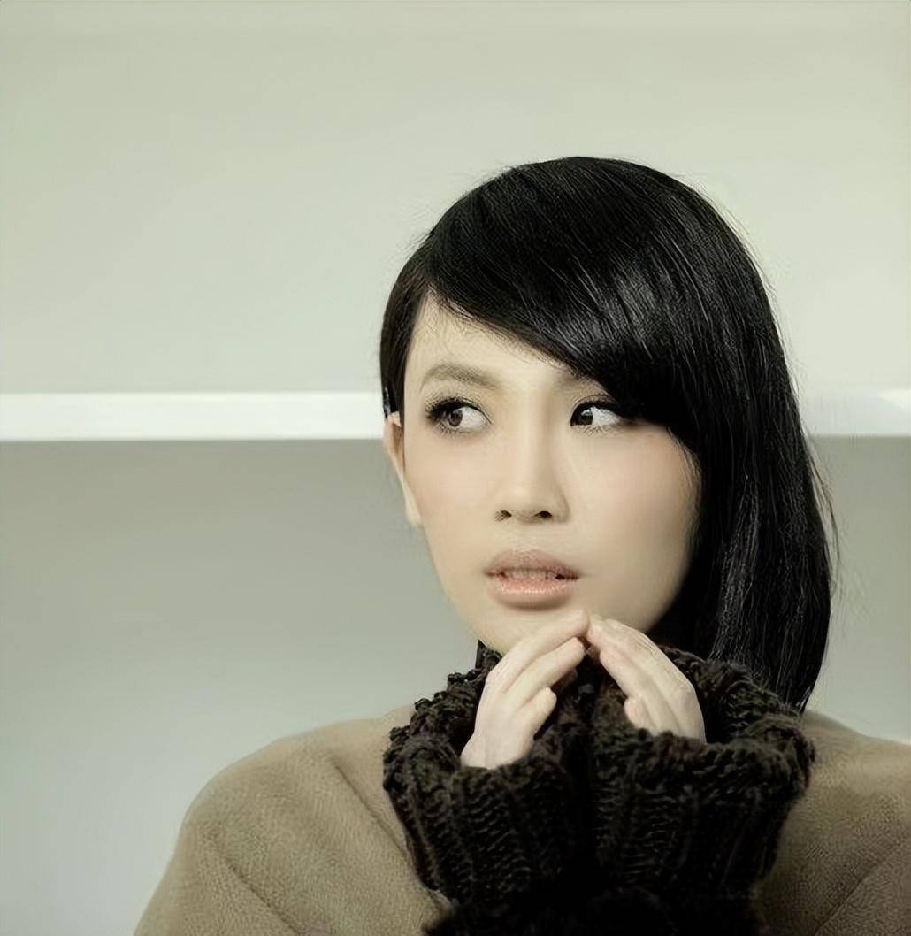 魏如萱被曝与隆宸翰离婚,从小父母离异,如今40岁的她令人唏嘘_作品