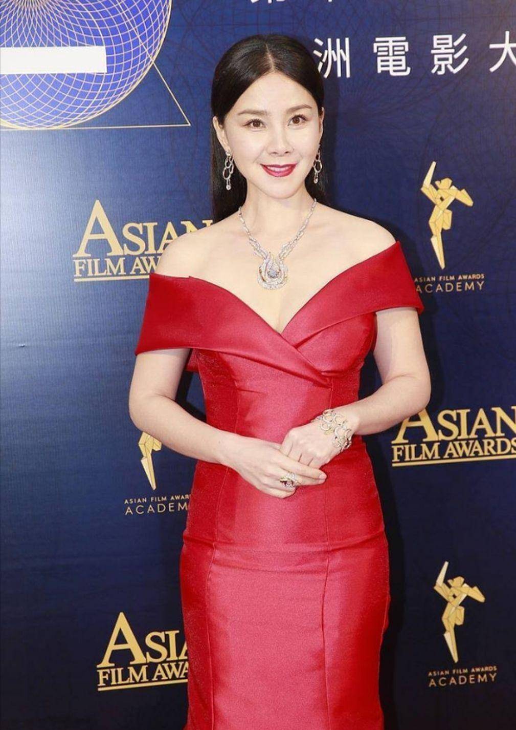 何琳穿一袭长裙参加活动,裹身材设计尽显身材曲线,丝毫不显年纪_礼服