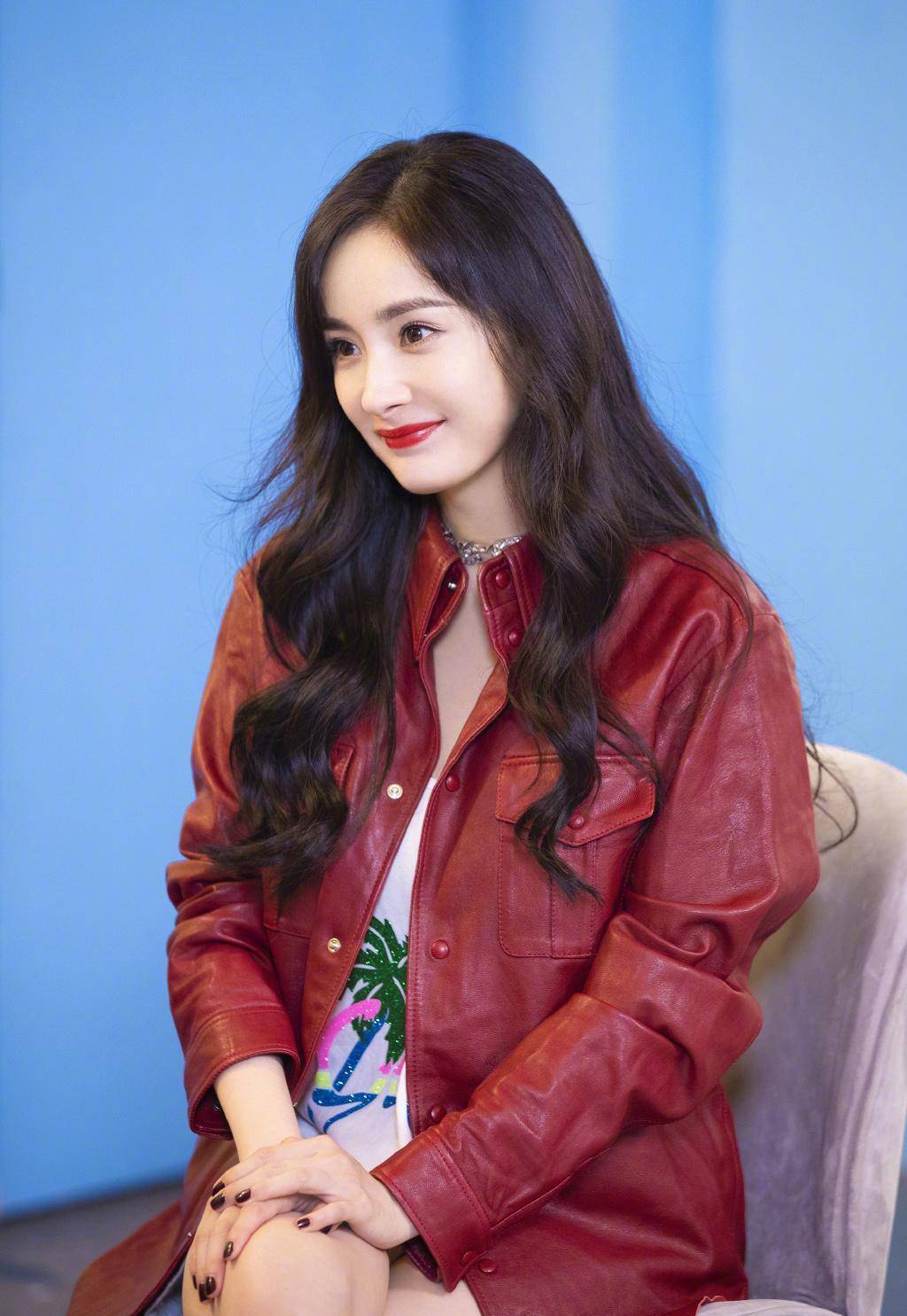 杨幂真是越来越有老板样了,红皮衣配上白t恤,野心都写在脸上_显得