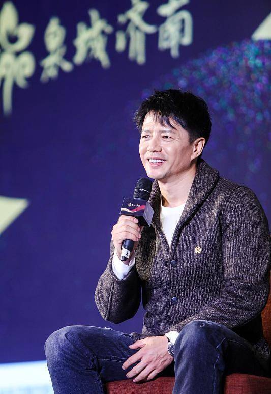 段奕宏虽然已经成为了大叔,但还是挺帅的,穿搭随意也不油腻_灰色_西装