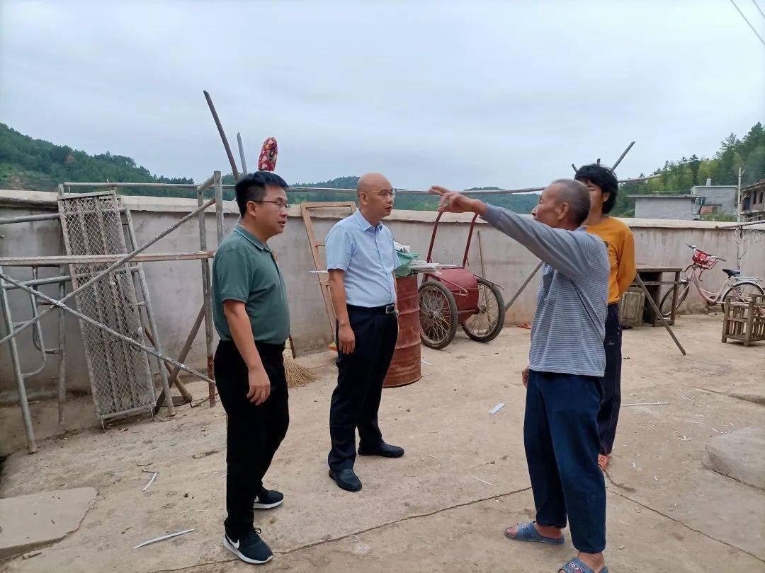 在喆酒酒厂,蓝晓植实地查看了工程施工情况和试生产