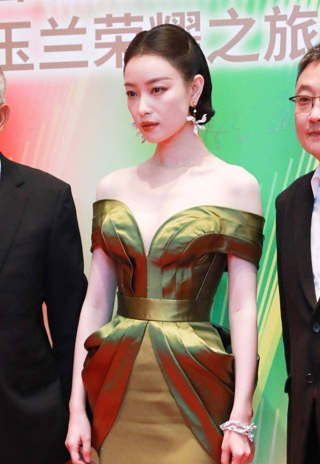 倪妮的天鹅颈太撩人了,穿一字肩裙身形细长,气质比颜值更出众_款式