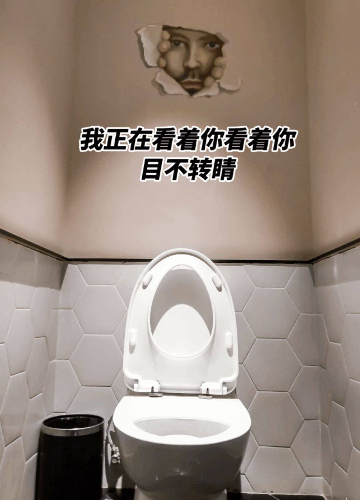 商场女厕画“偷窥男”，把“网红”玩成了“网黑”| 新京报快评