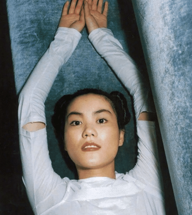 王菲年轻旧照曝光,"猪鼻子"配哪吒头被称神颜?