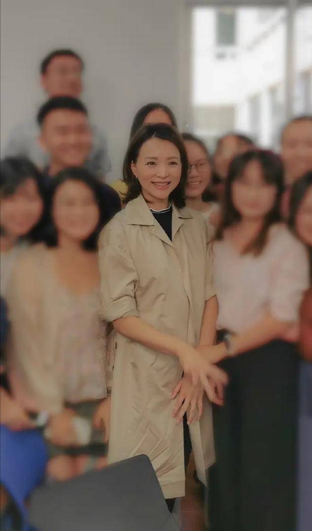 46歲董卿現身廈大,妝容清淡儀態優美!