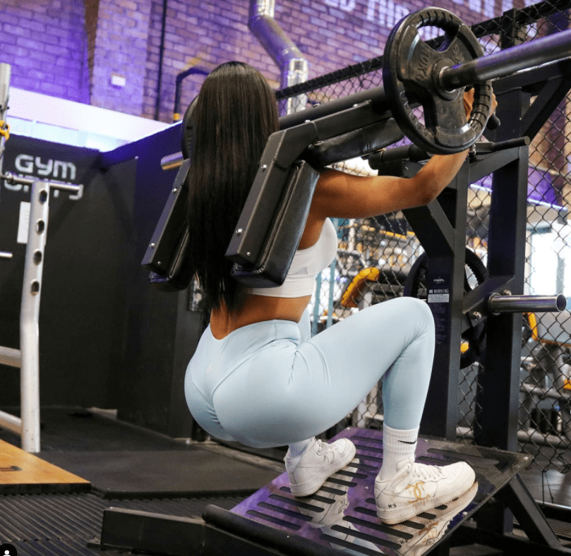 黄哲勋的老婆yeonaji黄哲勋作为亚洲最出名的健美运动员,他的老婆也是
