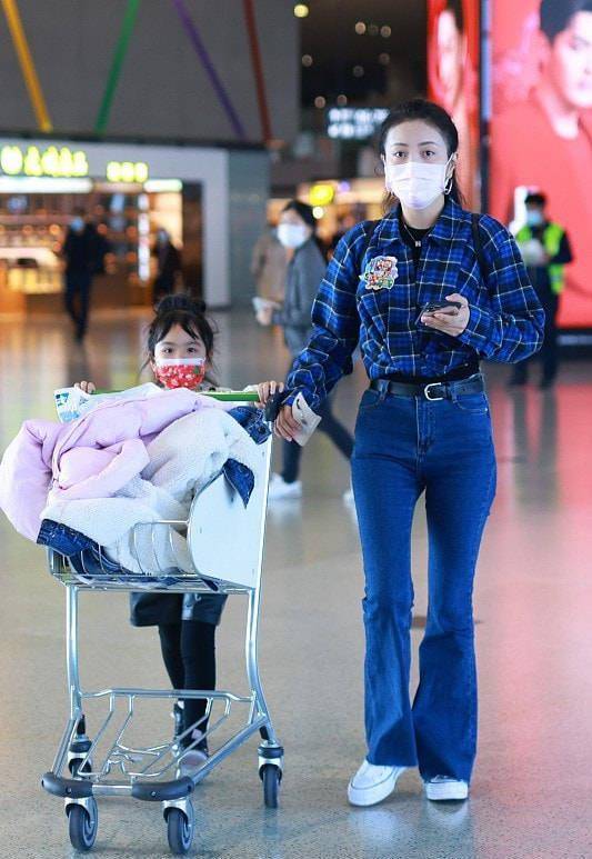 包文婧素颜蜡黄皮肤粗糙,不包装真没素人好看,饺子换牙好可爱!