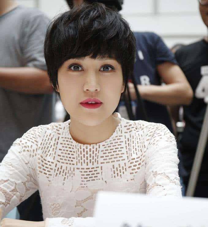 原创鲍蕾卸了浓妆像大妈还敢晒素颜照又不修图开始正视衰老了