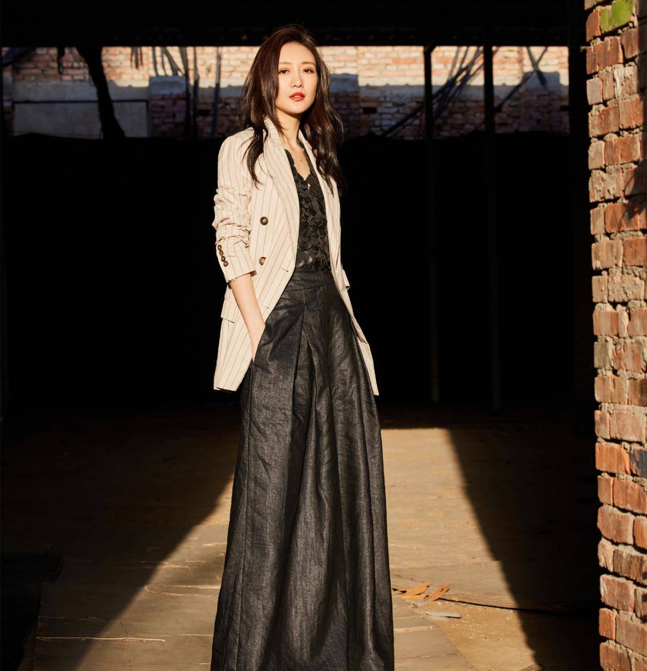 王鸥为家乡打call,光脚穿背带裙以家乡山水为背景拍片,人比景还美三分