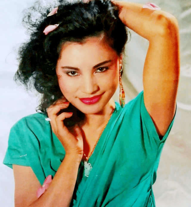 59岁女星张晓敏定居国外近况!染金发化大浓妆,指变化太大难辨认