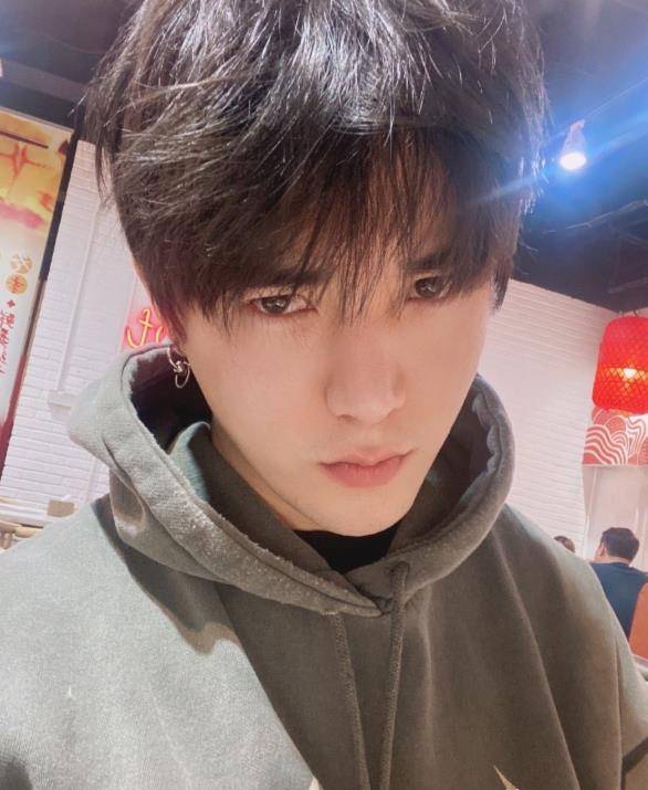 迪丽热巴化妆师浓眉大眼似韩星,长相超帅,网友高呼:可以出道_张进_帅