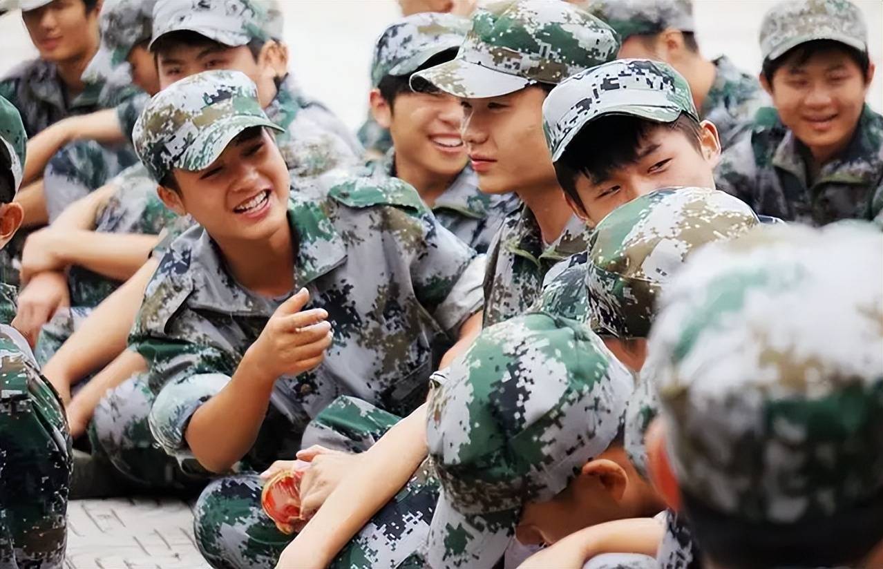 这让人怎么穿?大学生军训服"薄如蝉翼",男生女生穿都无比尴尬_训练_时