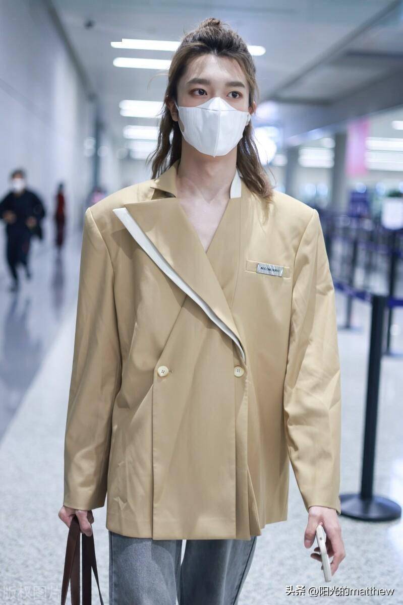 孙滢皓卡其色外套牛仔裤现身机场 丸子头古风满满