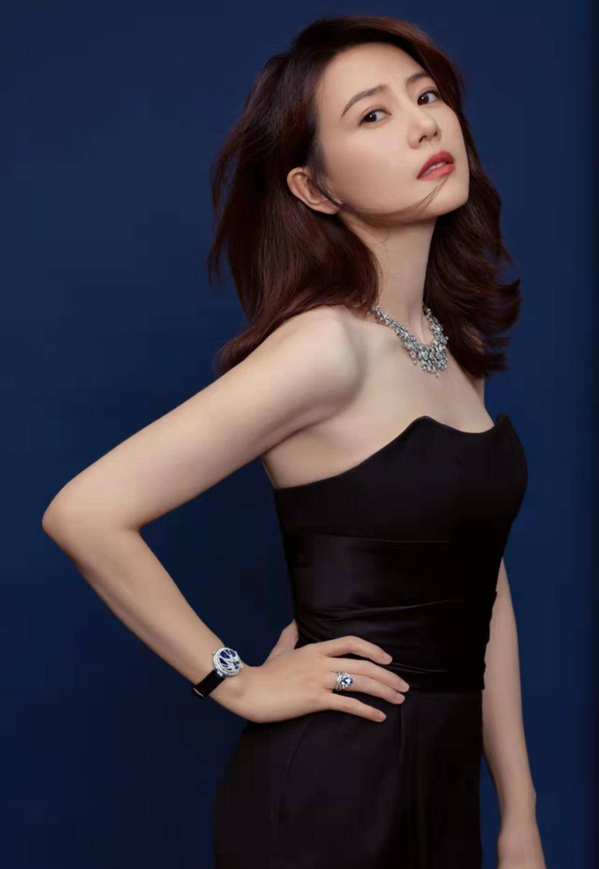 高圆圆最新生图曝光,穿抹身材黑裙美出新高度,脸上丝毫不见皱纹_黑色