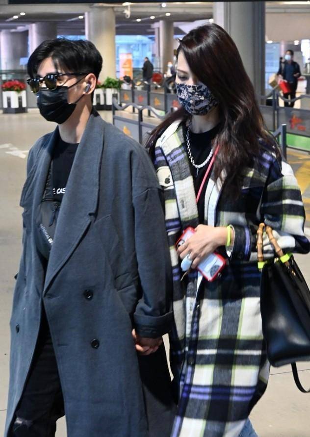 蔡少芬张晋不愧是"模范夫妻",穿大衣牵手同行,十指相扣真的甜_男生