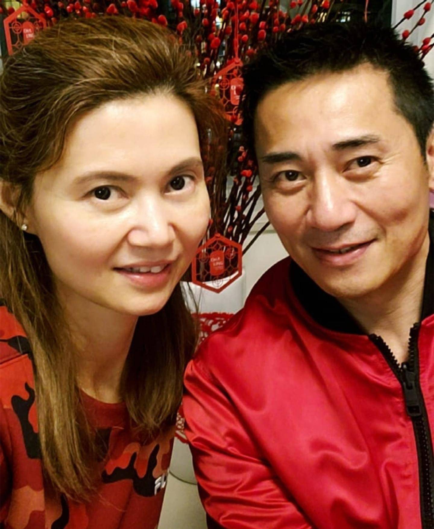 58岁欧瑞伟公开夫妻合影,自曝从未给妻子送过花,不如拿钱吃饭_发展