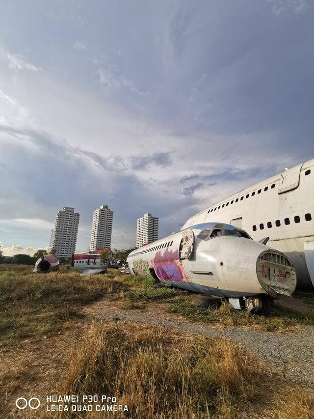 曼谷市区巨大飞机残骸，成为流浪汉的家，简直不要太厉