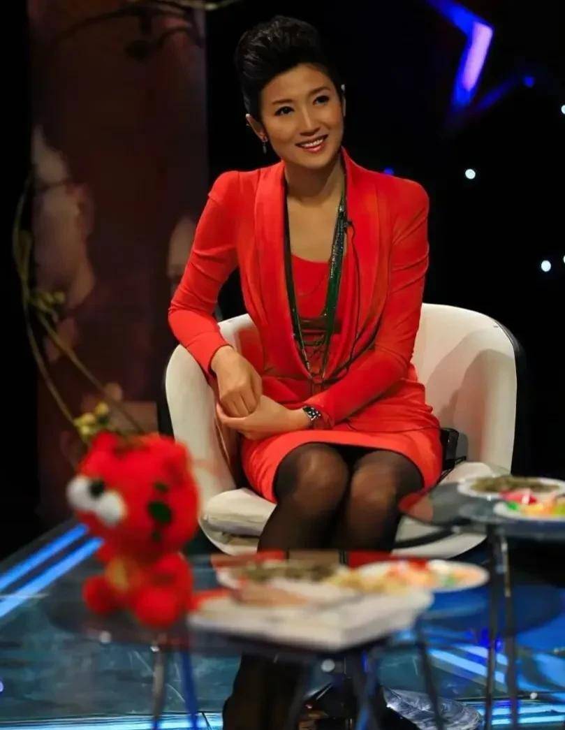 央视主持人的风范应该是娱乐圈的楷模和标杆.朱迅老师的坐姿很标准.