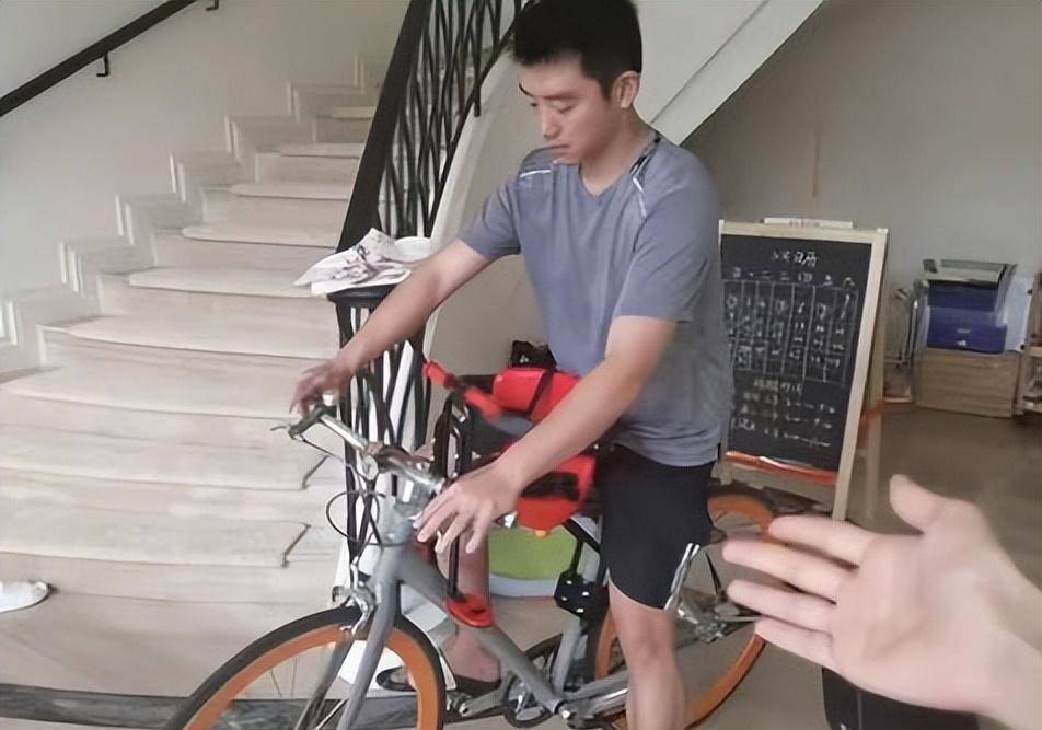 郑恺携妻女小姨子回老家,自家住豪华别墅,却让父母老人挤老破小_苗苗