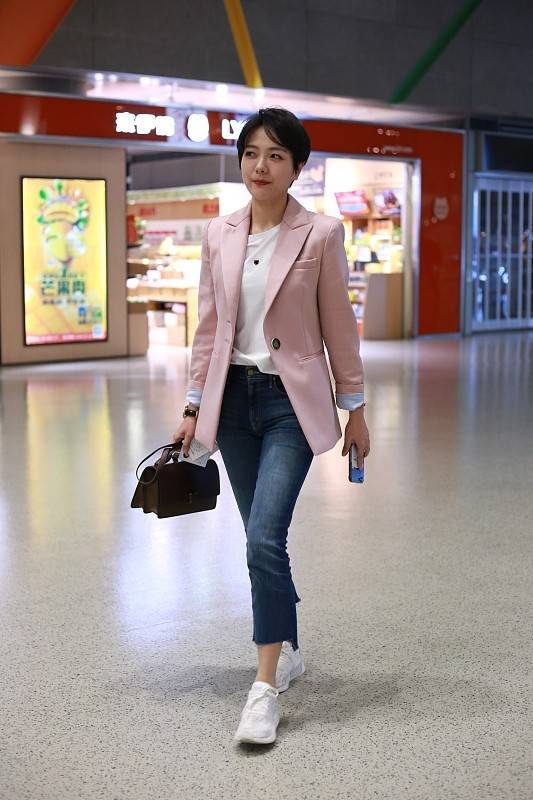 杨乐乐穿紧身裤秀身材,短发造型干净利落,真不像40多岁的人_垫肩_西装