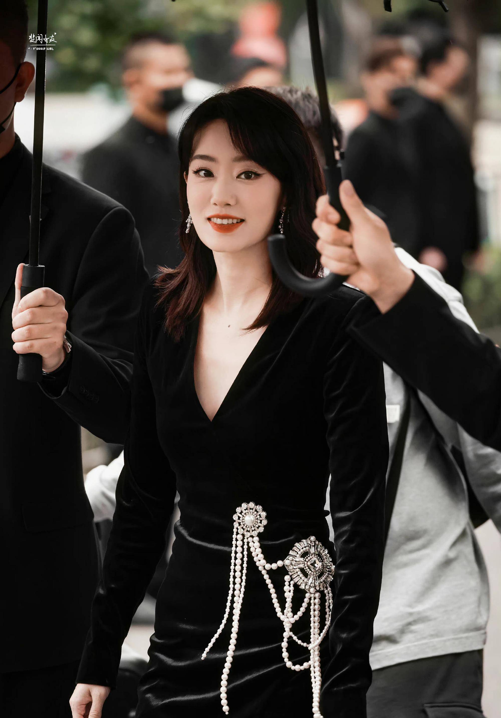 张小斐出席vogue活动,深v黑裙配烈焰红唇,来自成熟女人的韵味_作品