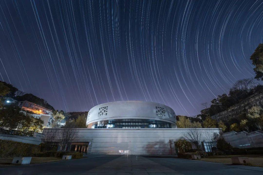 长沙市和岳麓山国家大学科技城共同出资,湖南大学负责建设