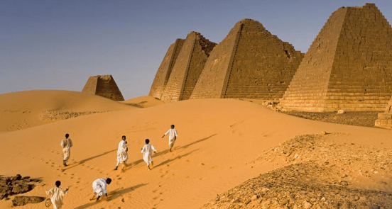 为什么埃及金字塔不能攀爬？不听劝阻爬上去的游客，后来如何了？