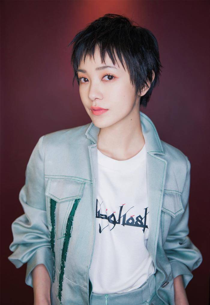 郭采洁的时尚品味真不一般,花式吊带配流苏长裙,网友:很郭采洁_风格