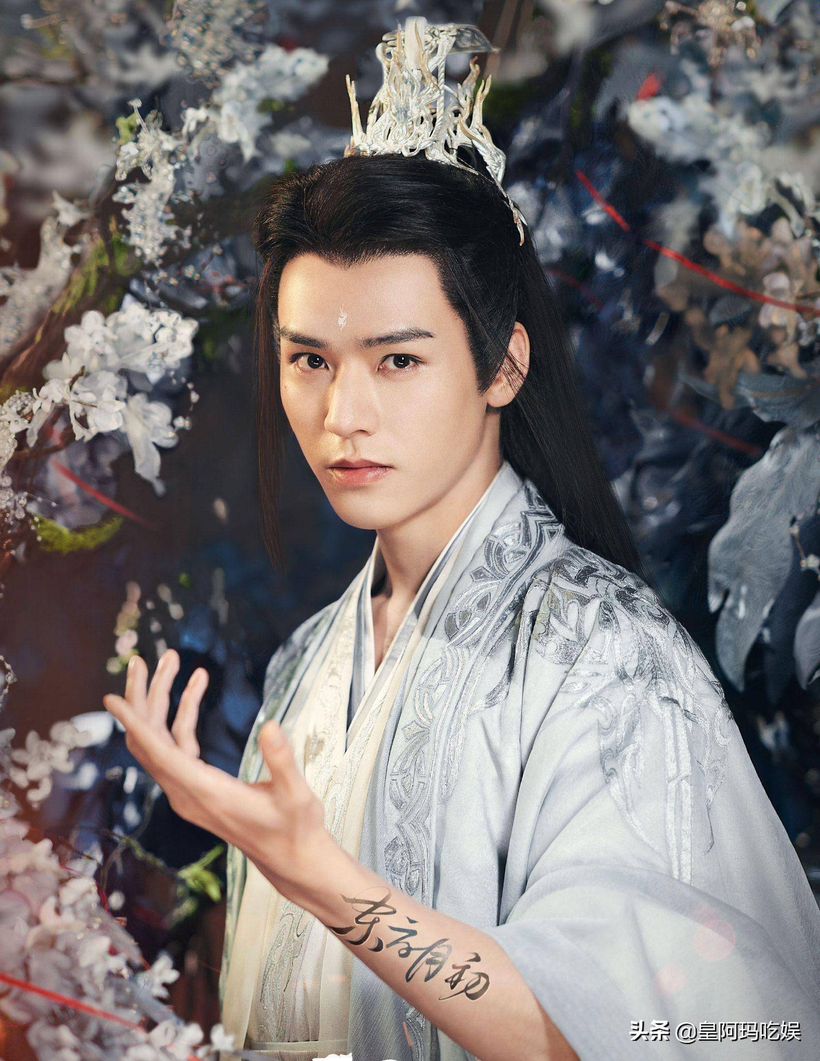 杨幂录综艺眼睛受伤,《密逃》节目组道歉,与龚俊合作新剧已官宣_工作