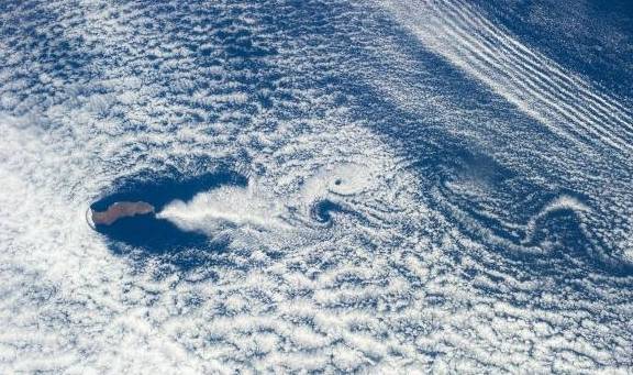 nasa:南太平洋上的岛屿突然相互"比心"_漩涡_流体_冯·卡门