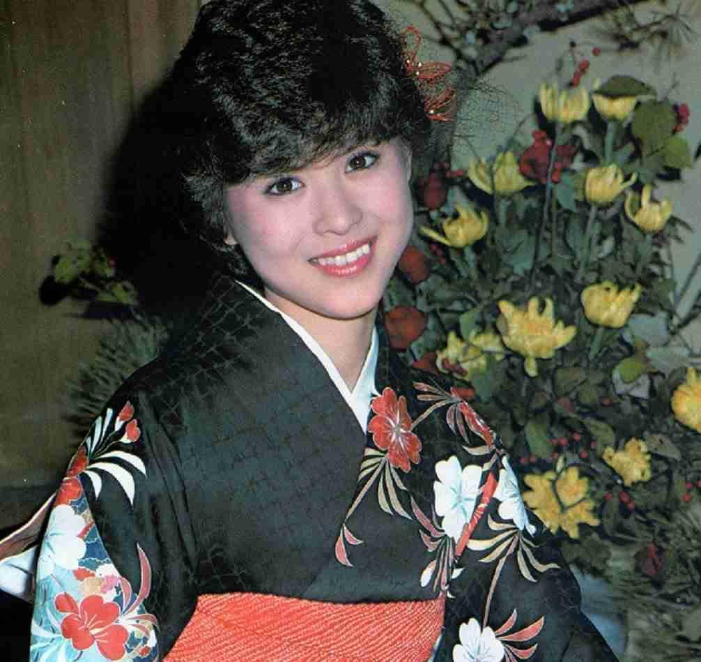 然而,早在1985年,松田圣子就已经与演员神田正辉结婚,所以这次她和