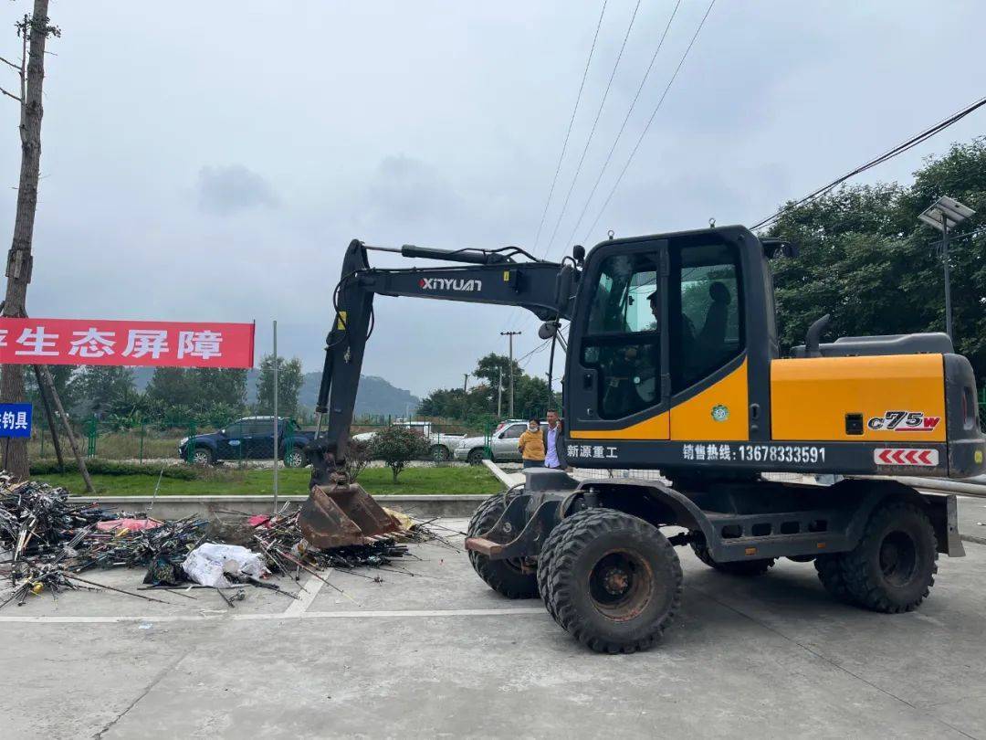 非法橡皮艇4个,渔网66张,地笼网77个,垂钓鱼竿1568根,电瓶16个,电鱼器