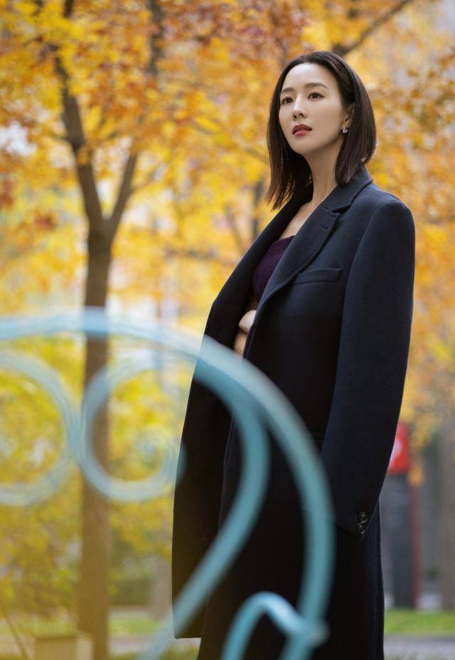 张钧甯拒绝当"阿姨",穿西装 抹身材裙飒爽又时尚,直角肩太优越_造型