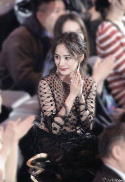 杨幂上节目生图,脸松垮还发福有双下巴,烫了卷发立马有大妈感!