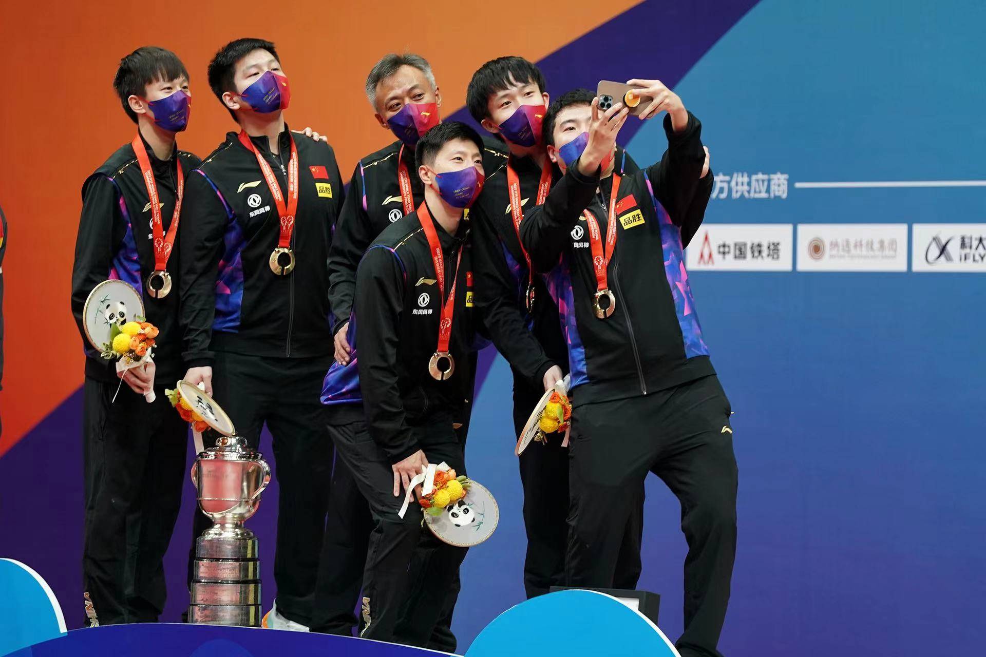 祝贺！樊振东世乒赛男单夺冠，首次捧起圣·勃莱德杯|世乒赛|中国队|勃莱_新浪新闻