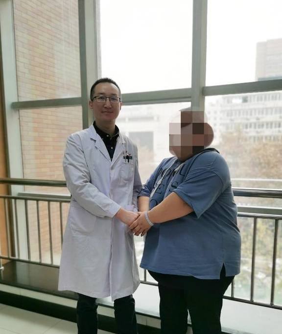 小英走进诊室的一瞬间,医生惊呆了.