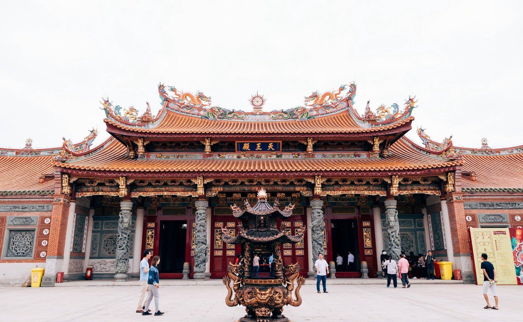 并融入了台湾省龙山寺,天后宫妈祖庙的建筑之美及苏州古典园林的典雅