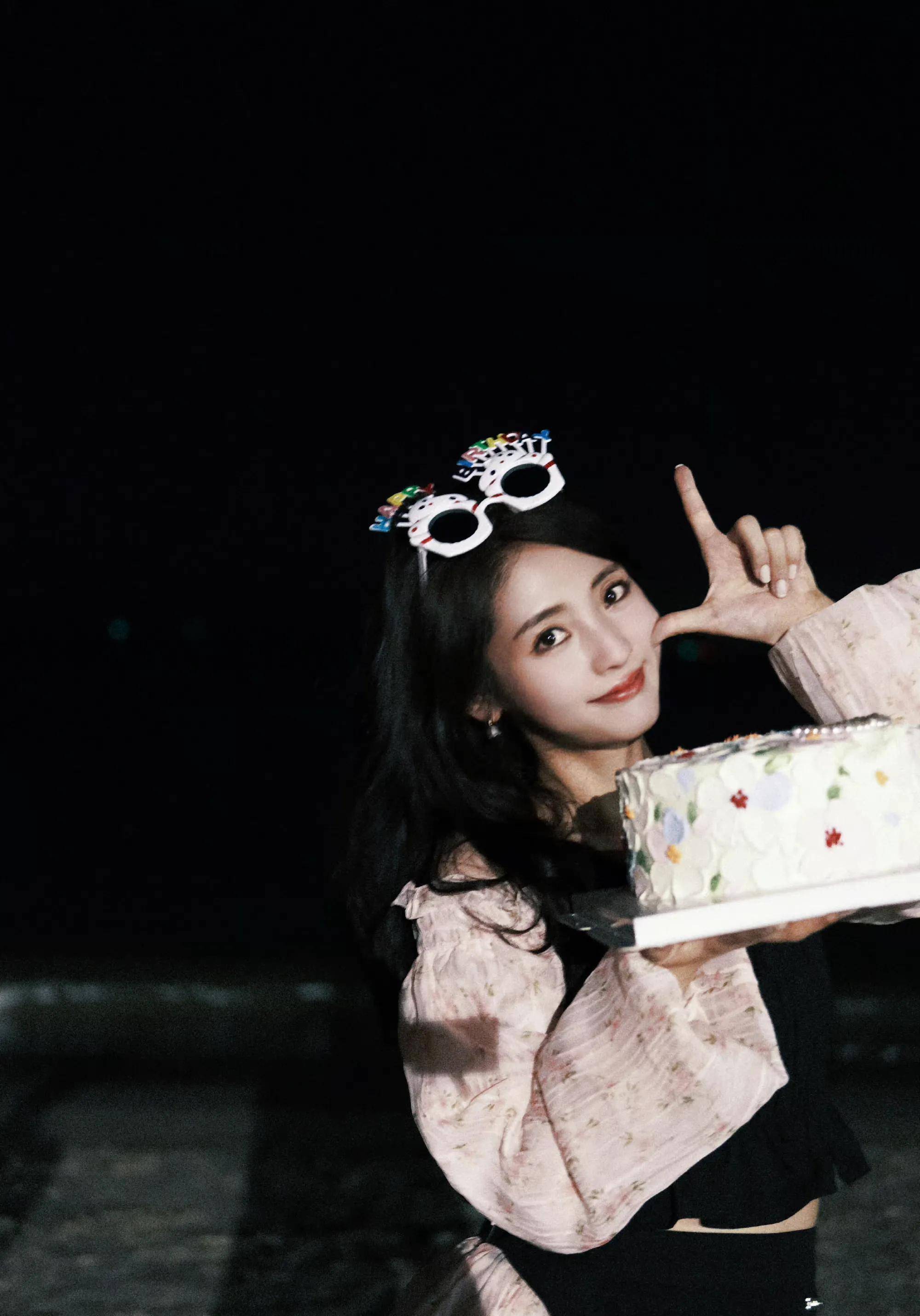 邢菲海滩烛火生日大片_蛋糕_少女_模样