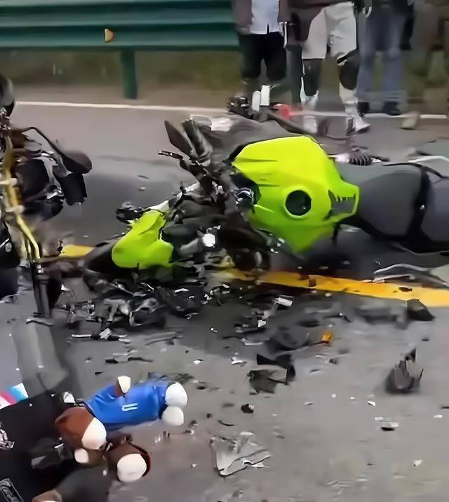 曝23岁美女网红因飙车发生车祸去世,现场曝光一片狼藉_机车_网友_小鱼