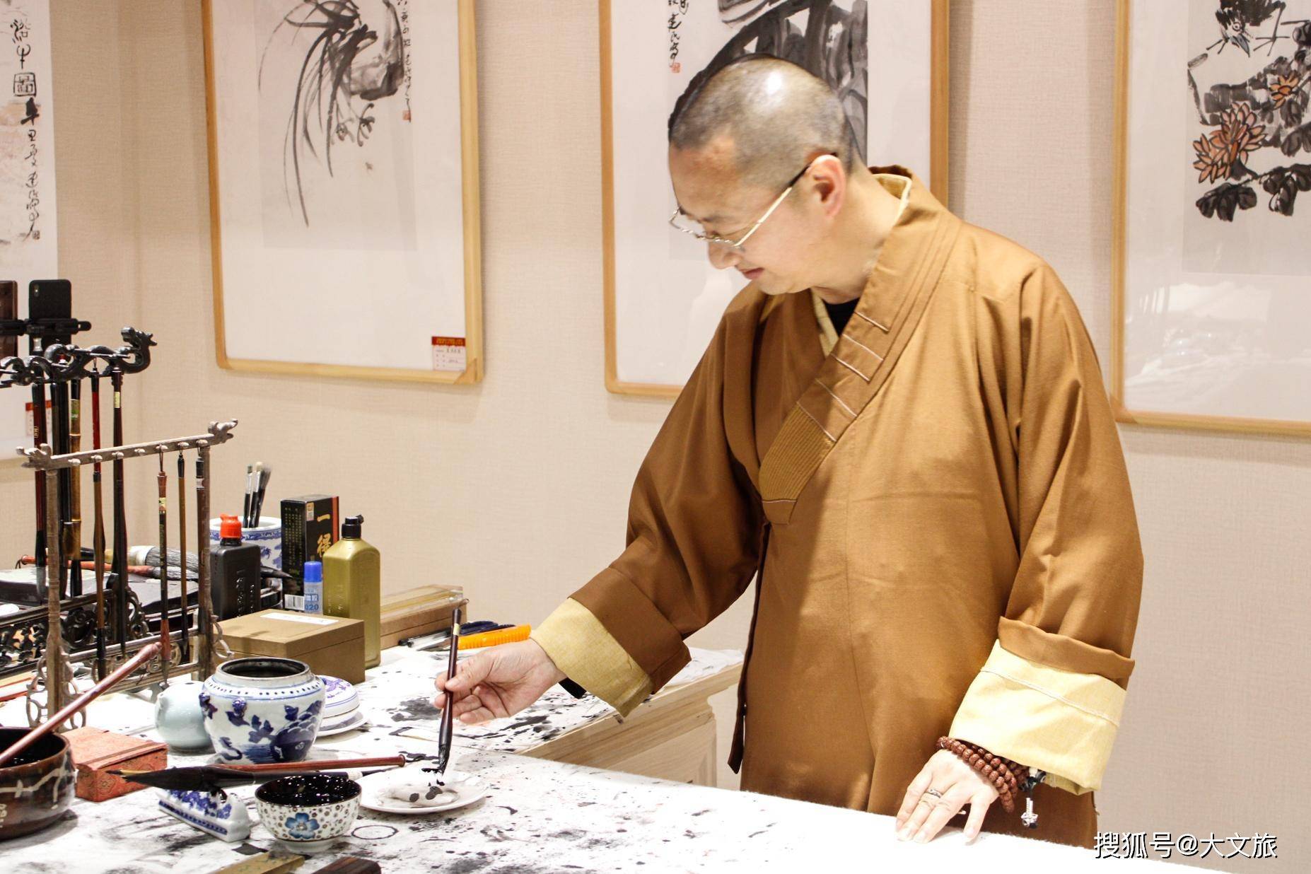 笔会由崇化大和尚开笔,崇化法师早年与书法结缘始于为寺院写牌位,崇化