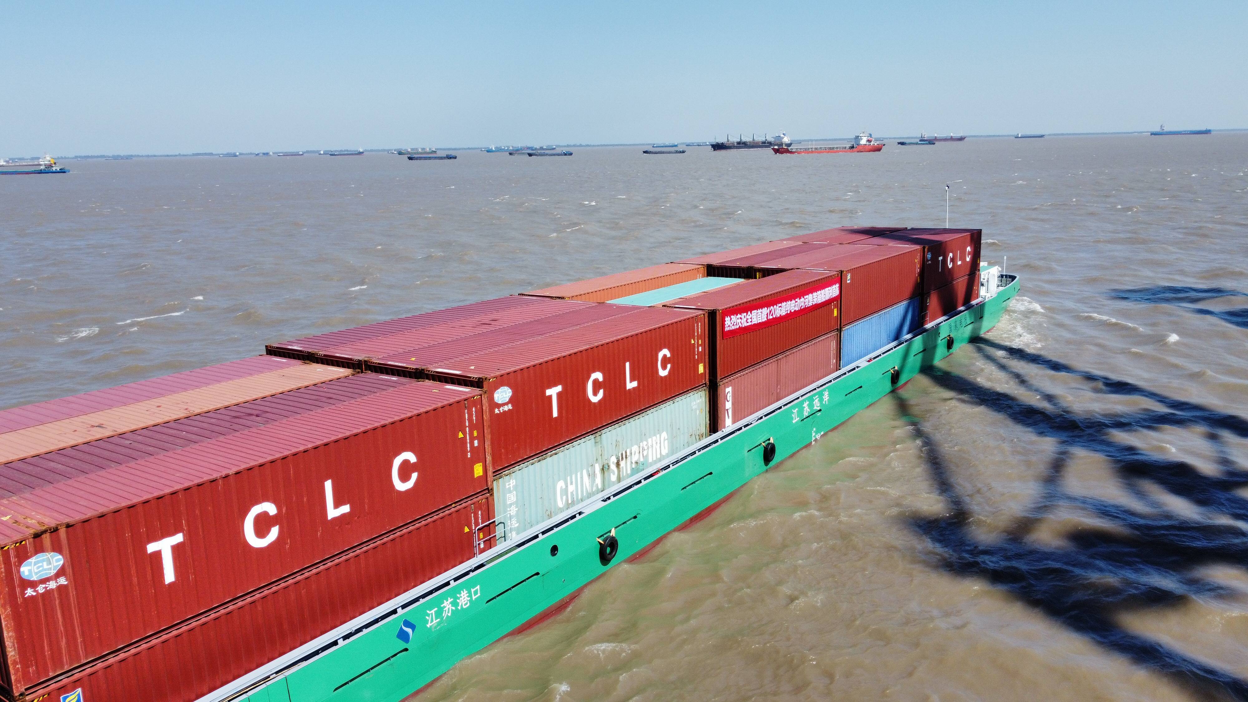 全国首艘120标箱纯电动内河集装箱船投运