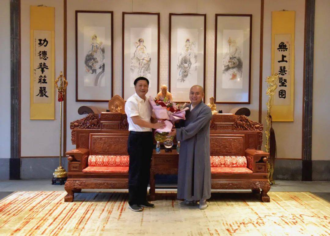 座谈会上,刘耿同三亚南山寺监院顿请法师,海南南山文化旅游开发有限