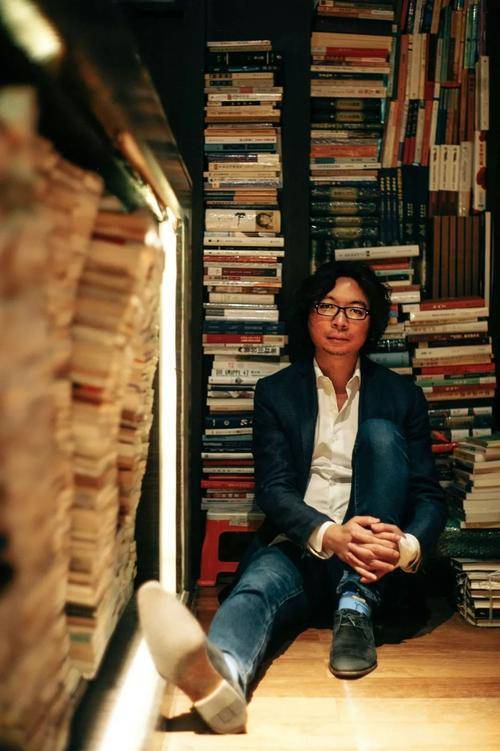 谈许知远:一个滑稽的文青知识分子,在《十三邀》中暴露无遗_思想_资本